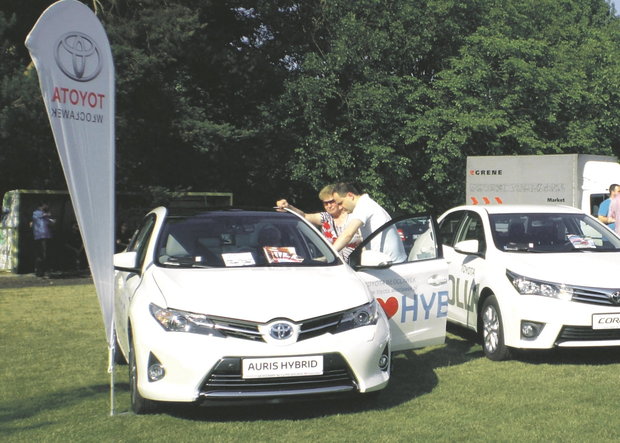 Toyota Włocławek promuje ekologiczny styl życia poprzez prezentację hybrydowej Toyoty Auris.