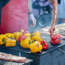 Smaczne posiłki na świeżym powietrzu. Jak urozmaicić grillowanie?