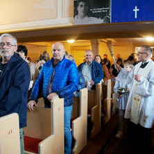 Święcenie pokarmów. Mieszkańcy przybyli do kościoła całymi rodzinami