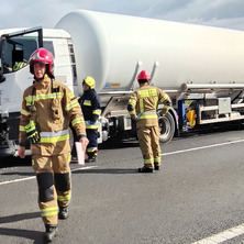 Zderzenie autocysterny z osobówką. Droga zablokowana