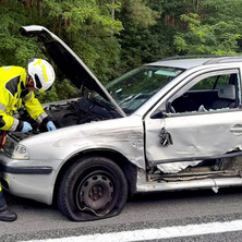 Zderzenie motocykla z osobówką. Poszkodowany trafił do szpitala