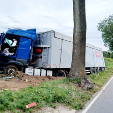 Samochód ciężarowy uderzył w drzewa. Występowały utrudnienia