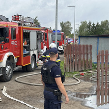Pożar w budynku mieszkalnym. Dwie osoby poparzone