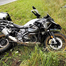 Wpadł Hondą do rowu. Motocyklista trafił do szpitala