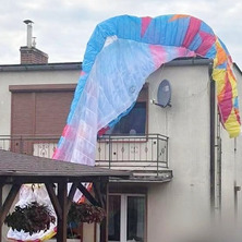 Wypadek paralotniarza. Uderzył w budynek mieszkalny