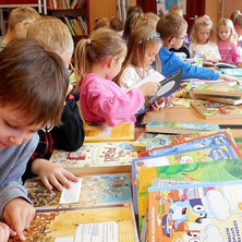 Przedszkolaki w bibliotece. Dzieci zapoznały się z księgozbiorem