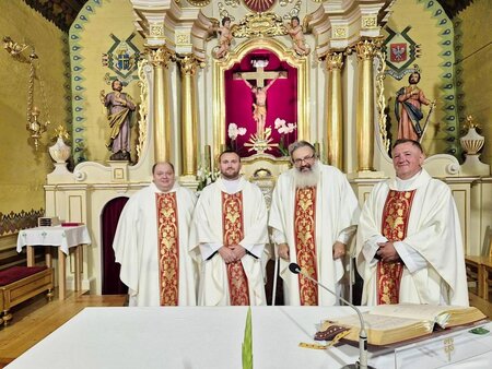 Msza św. w dniu 80. lecia śmierci kapłana. Od prawej: ks. prob. Paweł Legutko, ks. kan. Vitold-Yosif Kovaliv z Ostroga, ks. Piotr Tajak z Ochotnicy Dolnej i ks. Marcin Sędzik z Poronina