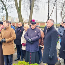 Delegacje w miejscach pamięci. Złożono wiązanki kwiatów