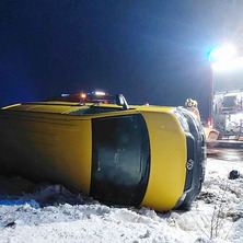 Dachowanie busa. Dziś na drogach jest  niebezpiecznie