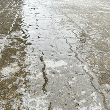Uważajmy, jest bardzo ślisko! Na drogach i chodnikach 