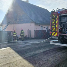 Pożar w kominie i na poddaszu. Silne zadymienie
