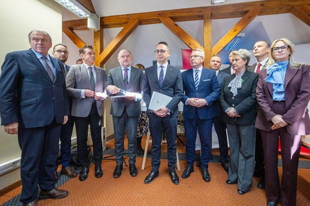 Podpisanie paktu kolejowego, fot. Mikołaj Kuras dla UMWKP